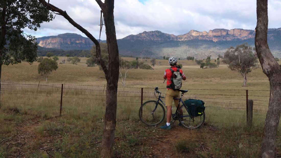 Cyclist viewing the impressive walls of the Capertee Valley |  <i>Ross Baker</i>